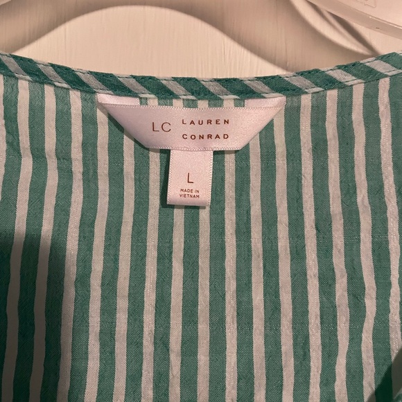 Cute lightweight summer top. Seersucker fluted sleeve top with tie at neckline. - Picture 3 of 5